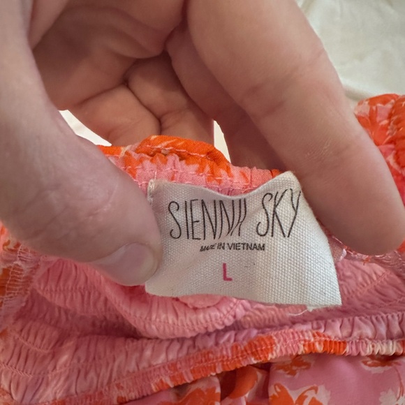 Beautiful dress - Picture 3 of 4